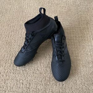 Black Men’s Adidas soccer cleats !